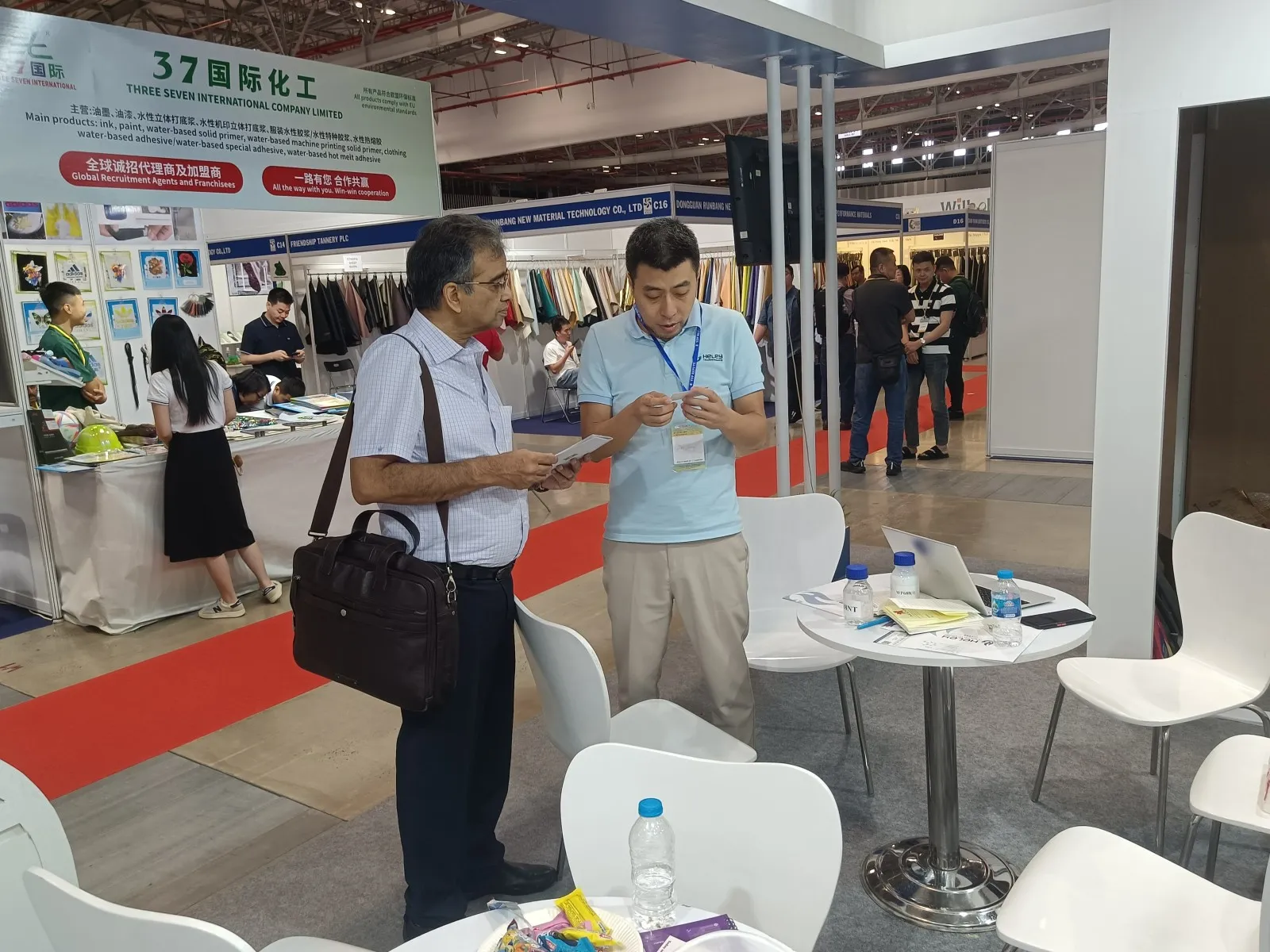 heley sales discussing with customer at Shoes & Adhesive Vietnam 2024