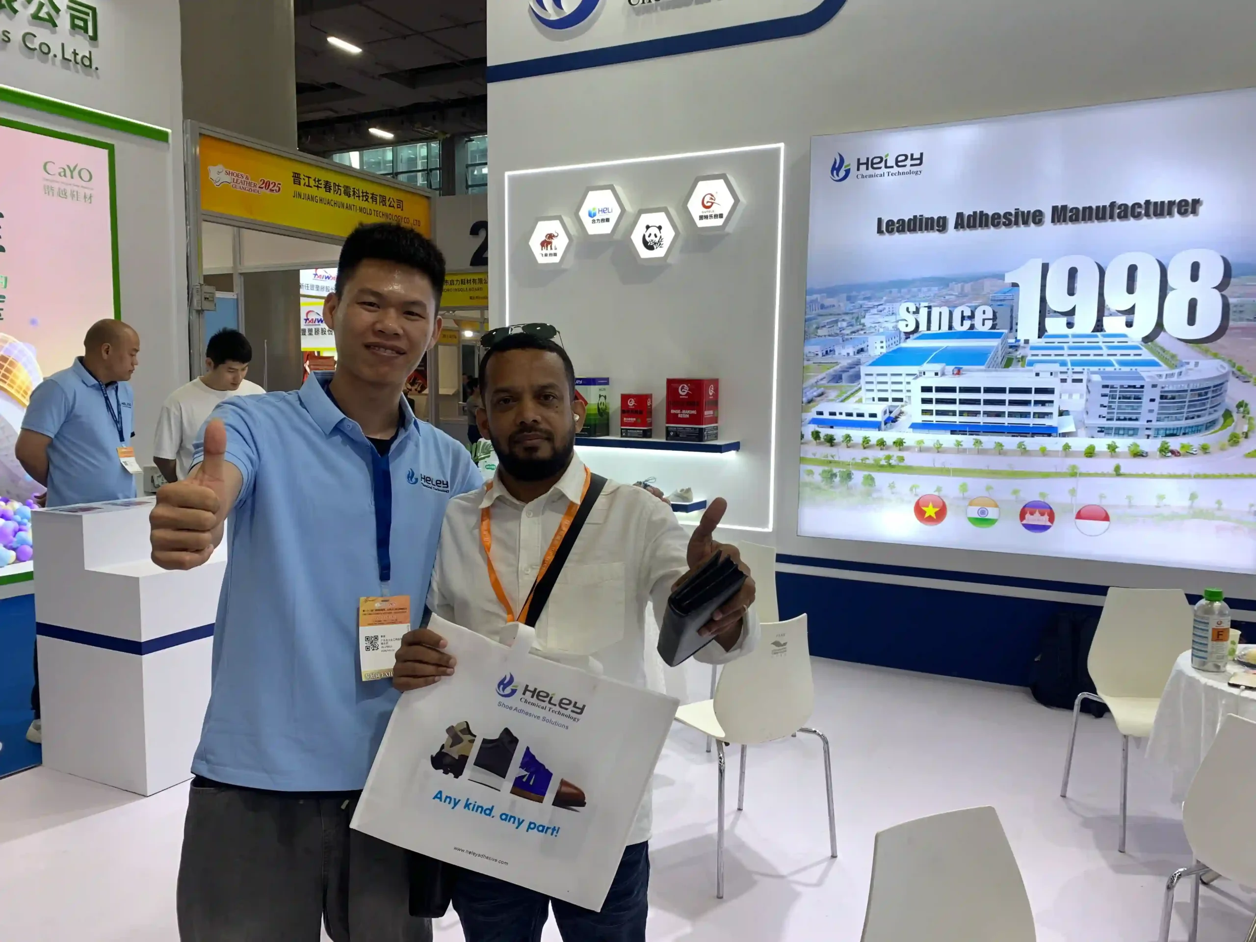 heley posing with customer at Shoe & Leather 2025 Guangzhou