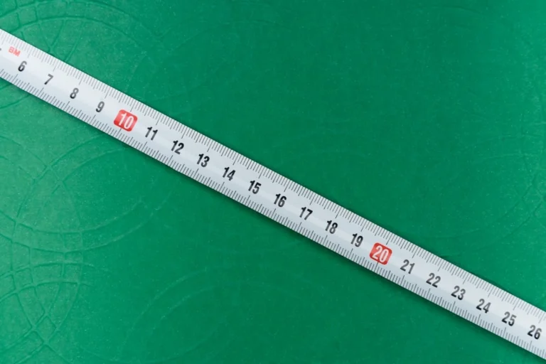 The measuring tool prepared for the wedge-peel test of the adhesive
