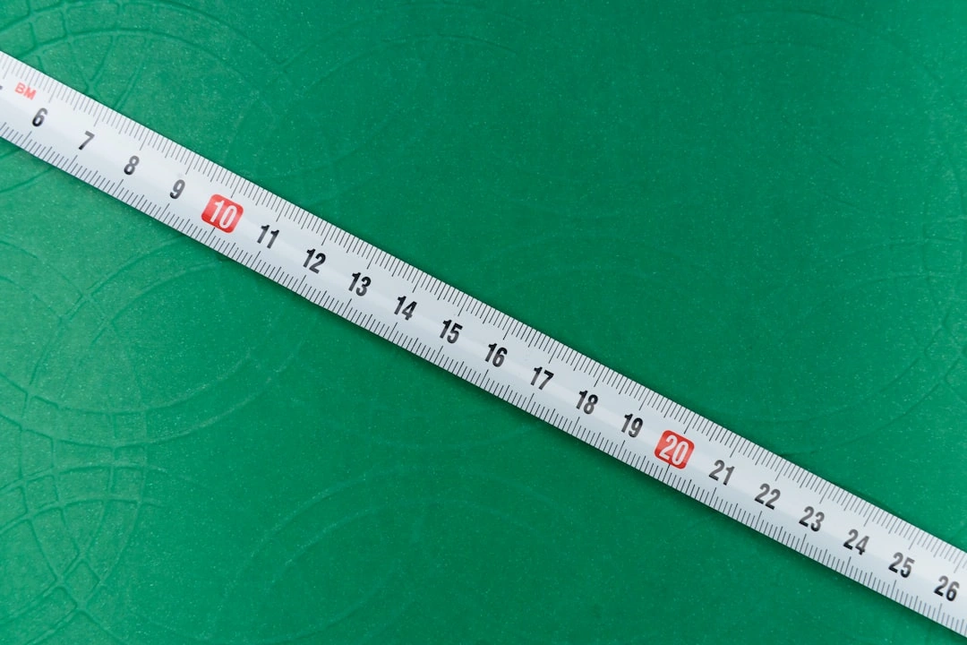 The measuring tool prepared for the wedge-peel test of the adhesive