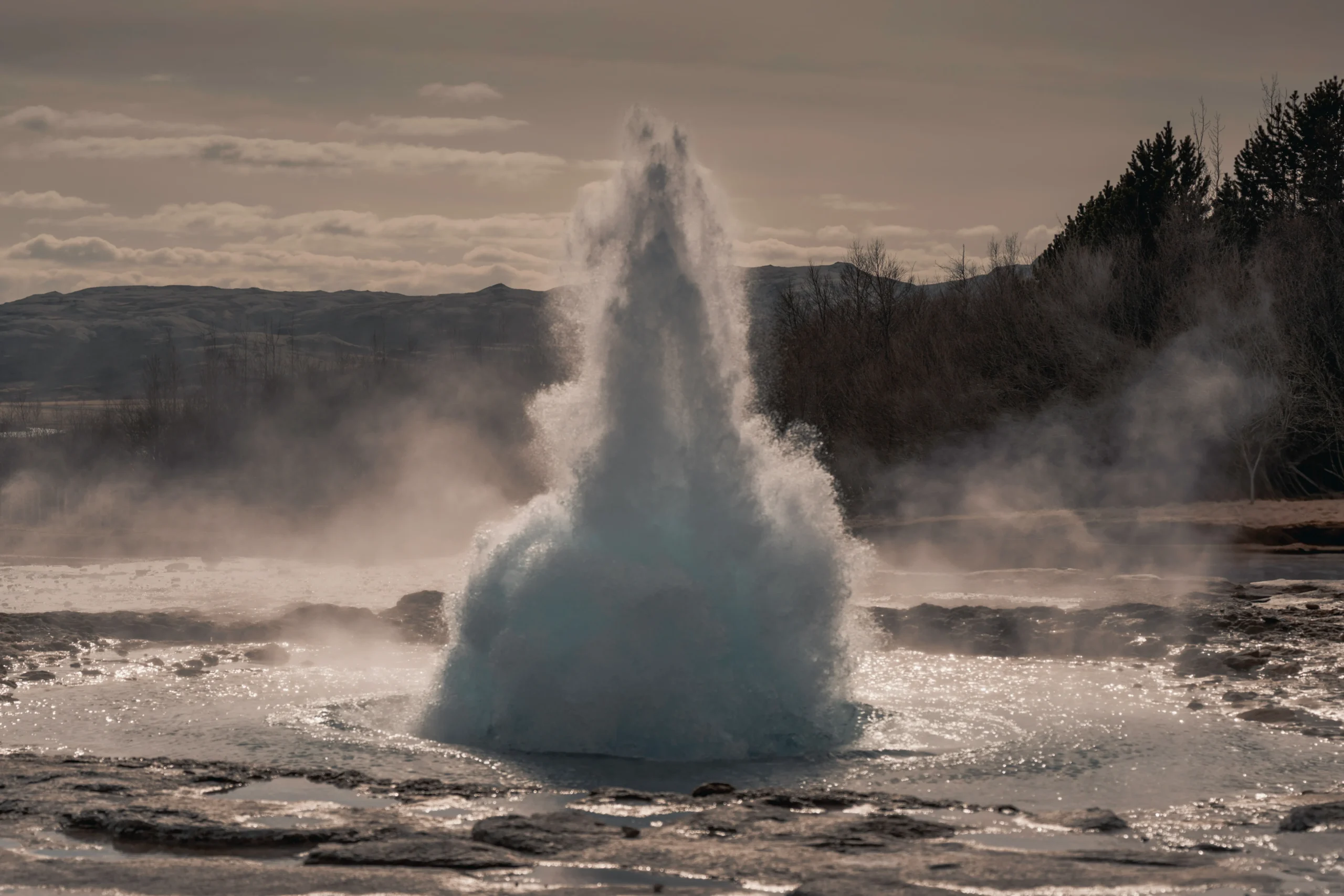 The lake surface generated extremely high waves.