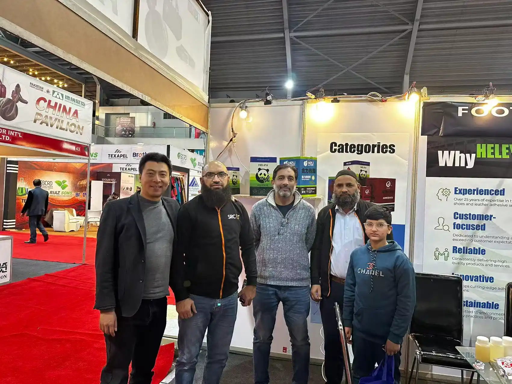 Work together with the visitors to take a group photo (1)