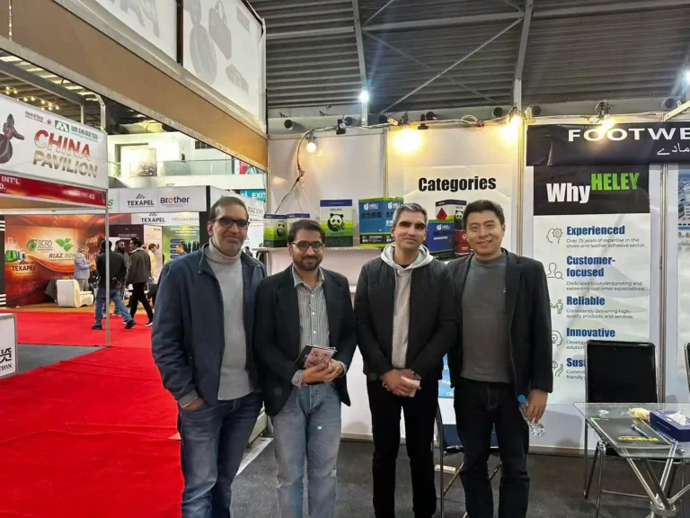 Work together with the visitors to take a group photo (2)